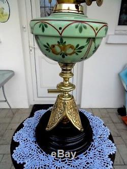 A Very Nice Victorian Oil Lamp With A Rare Cast Brass Base