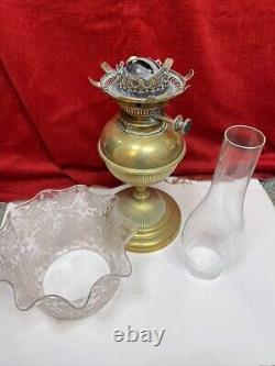 ANTIQUE VICTORIAN OIL LAMP & ETCHED Glass SHADE WORKING