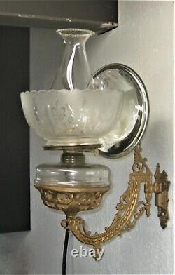 Antique Ornate Cast Iron WALL MOUNT OIL LAMP HOLDER withOIL FONT & REFLECTOR