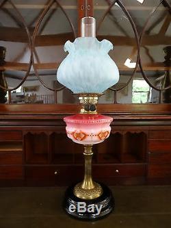 ELEGANT 19thc VICTORIAN PINK FONT & BLUE SHADE BRASS TWIN BURNING TABLE OIL LAMP