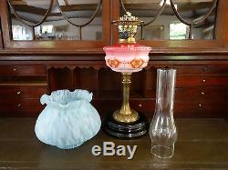 ELEGANT 19thc VICTORIAN PINK FONT & BLUE SHADE BRASS TWIN BURNING TABLE OIL LAMP