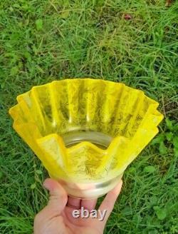 Exquisite Victorian Acid Etched Yellow Glass Oil Lamp Shade 2&3/4 Fitter