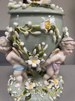 Green Sitzendorf porcelain oil lamp, 19th century. Cherubs putti