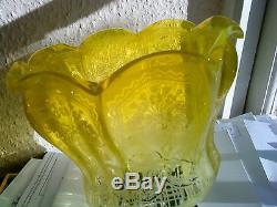 LOVELY VICTORIAN ART NOUVEAU ETCHED YELLOW GLASS SHADE ON BRASS OIL LAMP ON BASE