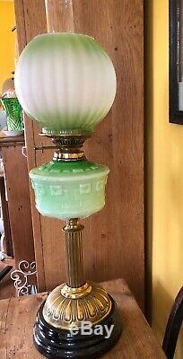 Victorian oil lamp in excellent condition, green font and shade